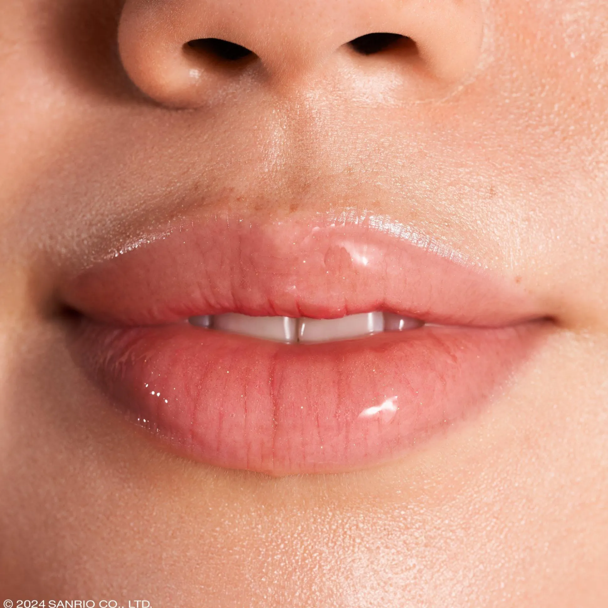 hello_kitty_glinsterende_lipgloss_4.webp Hello Kitty glinsterende lipgloss^essence Store