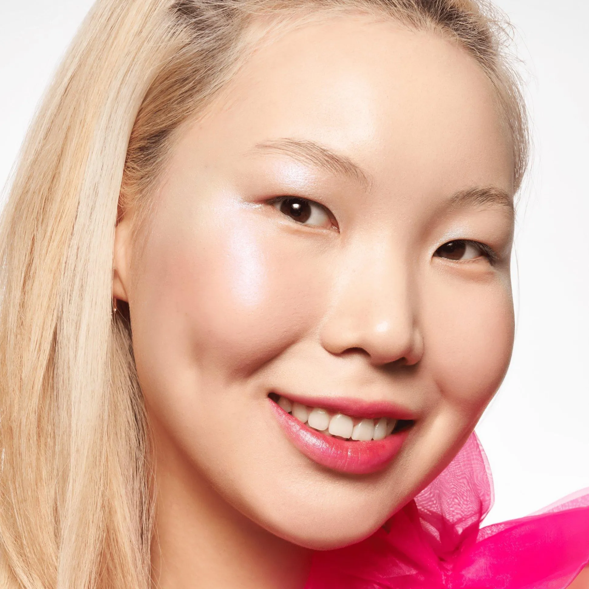 meta_glow_kleurveranderende_lipstick_3.webp META GLOW KLEURVERANDERENDE LIPSTICK^essence Hot